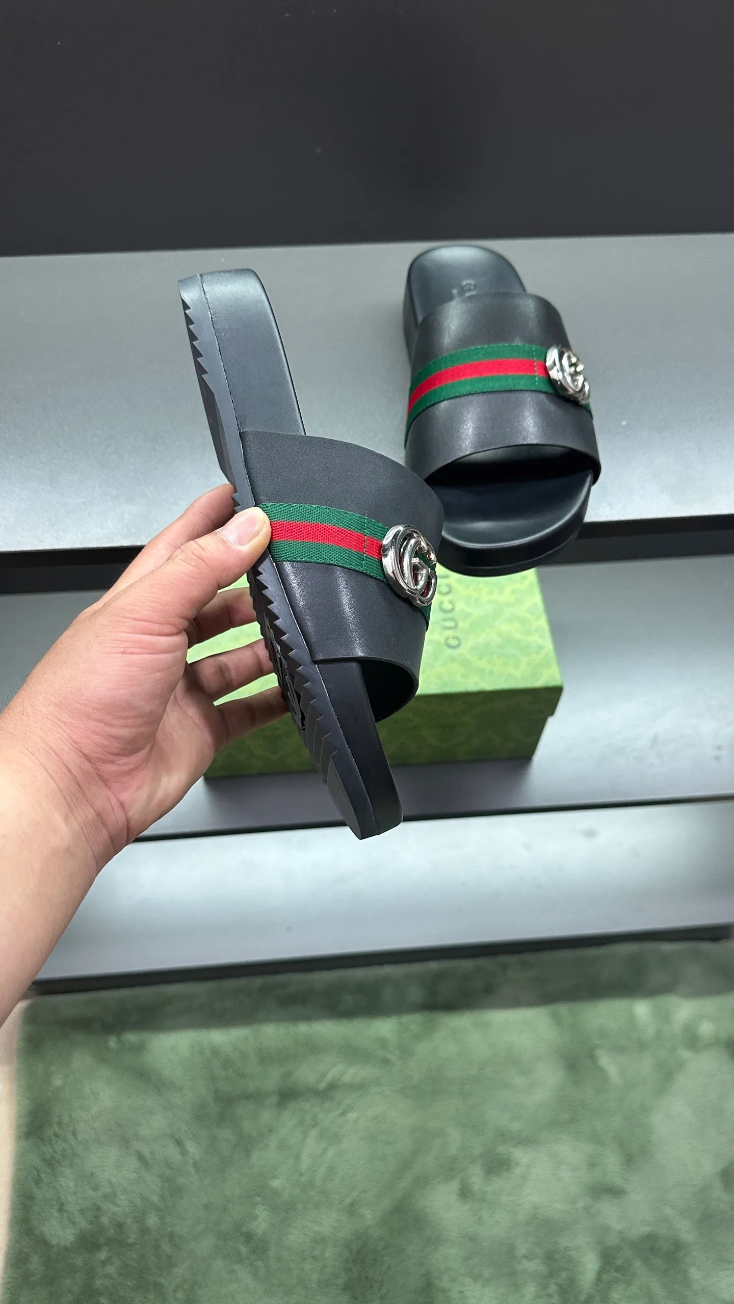P320 [G Home New Style] Men's sizes 39 to 45, (46. Customized) This slipper is made of GG polyester fiber and is decorated with a Gucci label on the front, adding a striking logo feel to the style. "Gucci Made in Italy" stamped label Rubber sole Flat Made in Italy No. 058